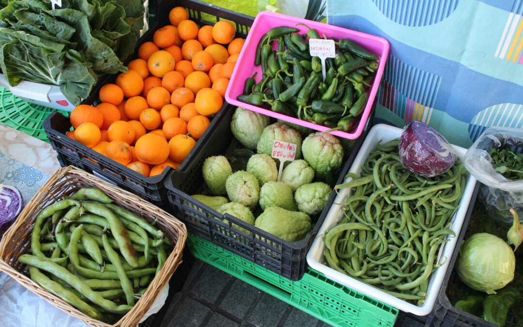 Markstand mit Obst und Gemüse auf einem Bauernmarkt auf Teneriffa