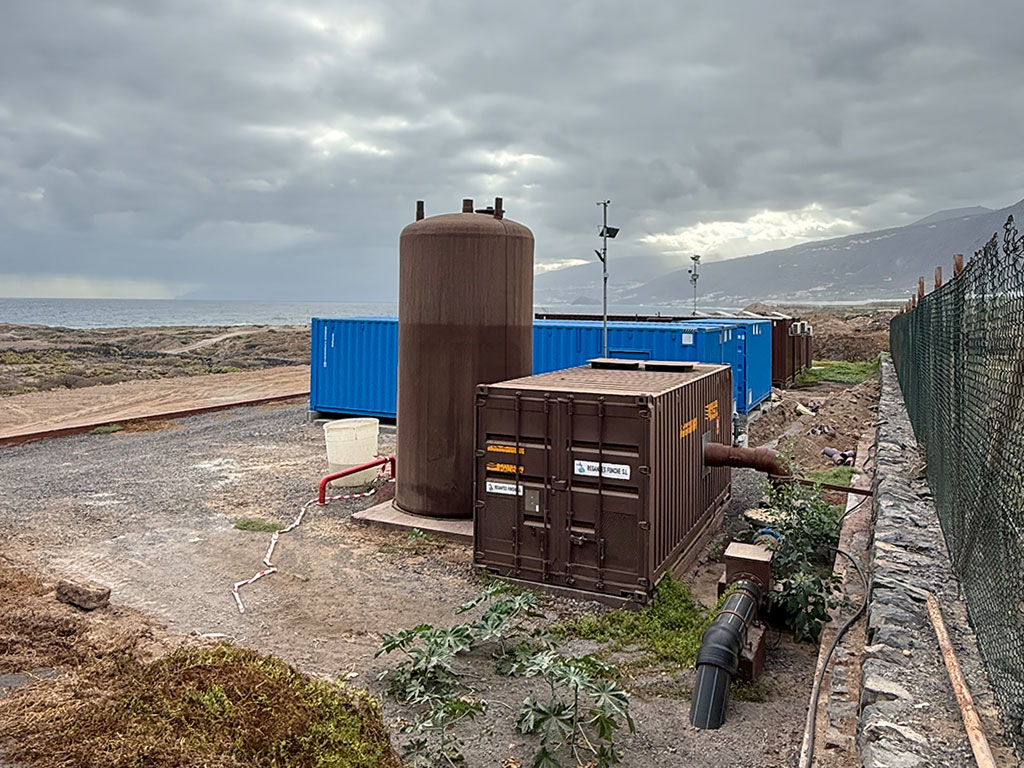 Eine Meerwasserentsalzungsanlage in der Nähe der Küste im Norden von Teneriffa.